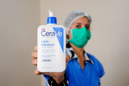 Enfermeira segurando loção hidratante da CeraVe
